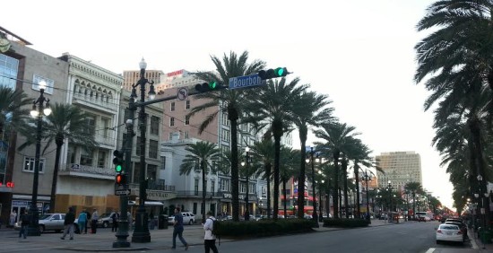 Palm trees, casinos, people with cocktails = Vegas